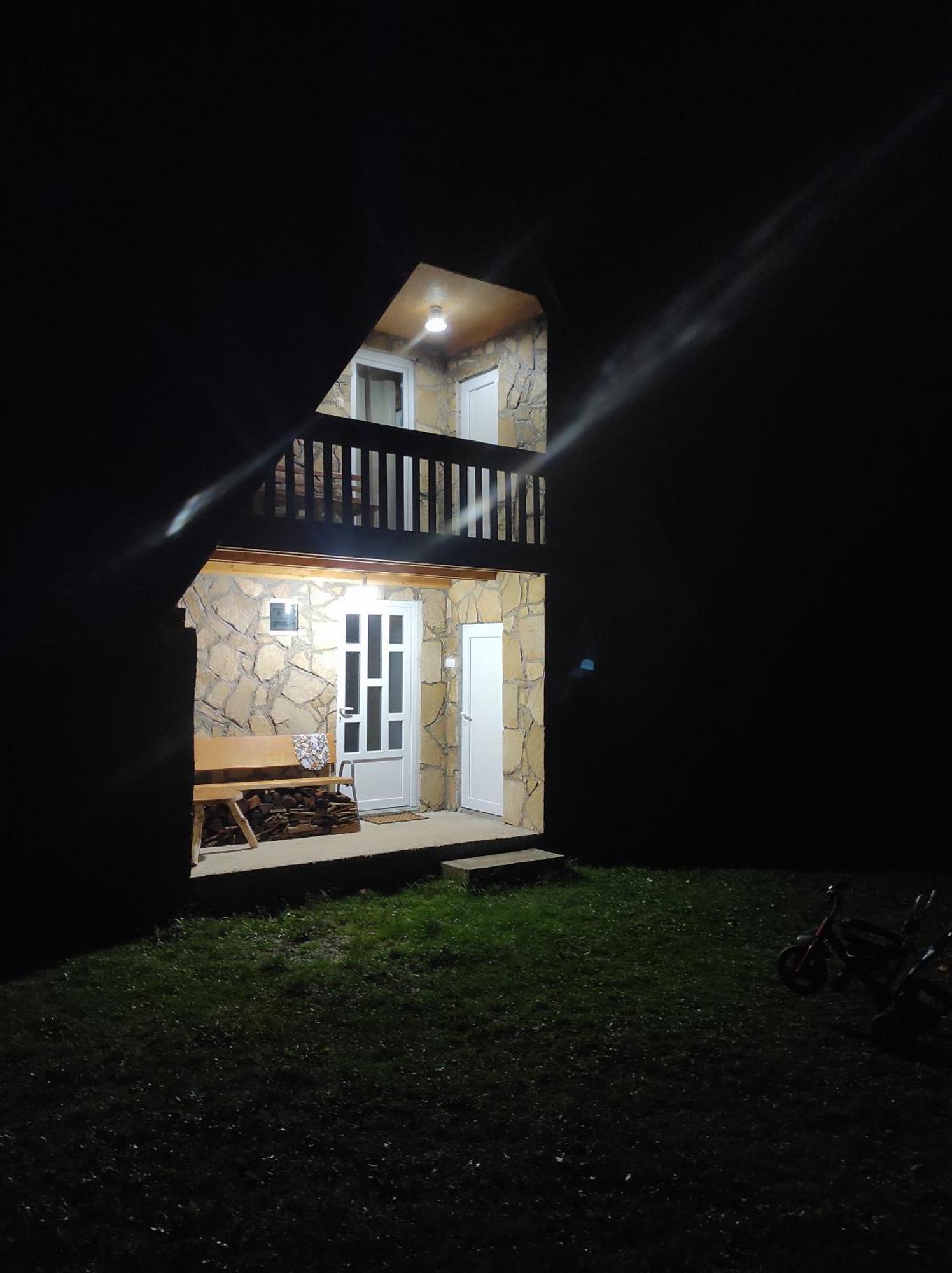 Cottage Bellis Poscenje Exterior photo